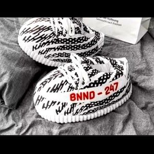 Comfy OVERSIZED HOUSE SLIPPERS